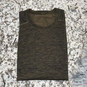 Mens lululemon shirt size Large